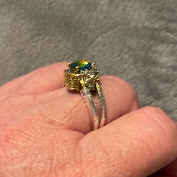 Beautiful Oval Cut sz 8 Tanzanite Ring 2 Tone w/Rhinestones!!! - Picture 11 of 15